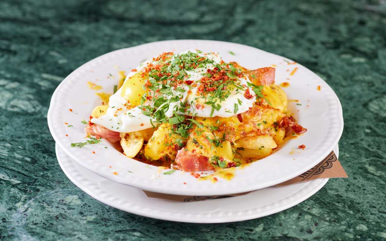 Ouă Ochiuri cu Cartofi Prăjiți, Bacon, Usturoi și Brânză Cheddar 400g