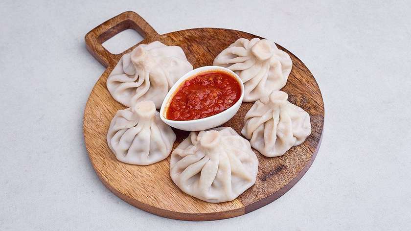 Tradycyjne gruzińskie chinkali wołowo-wieprzowe