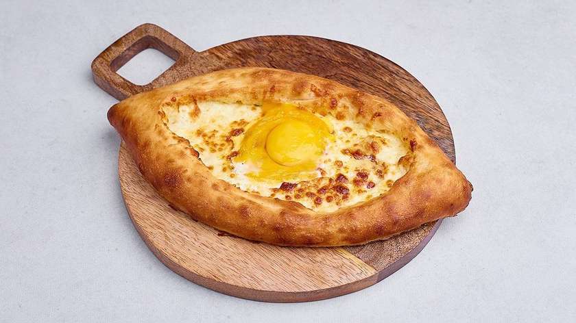 Chaczapuri adżarskie z gruzińskim serem i jajkiem