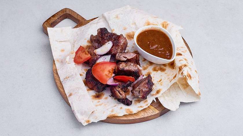 Tradycyjny gruziński szaszłyk z wieprzowiny