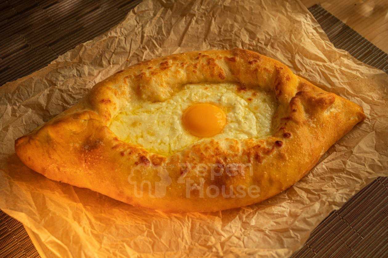 Chačapuri po adžarsky-Gruzínsky syrový koláč