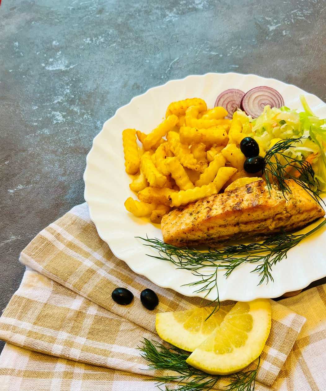 Salmon steak with lemon and fried garlic