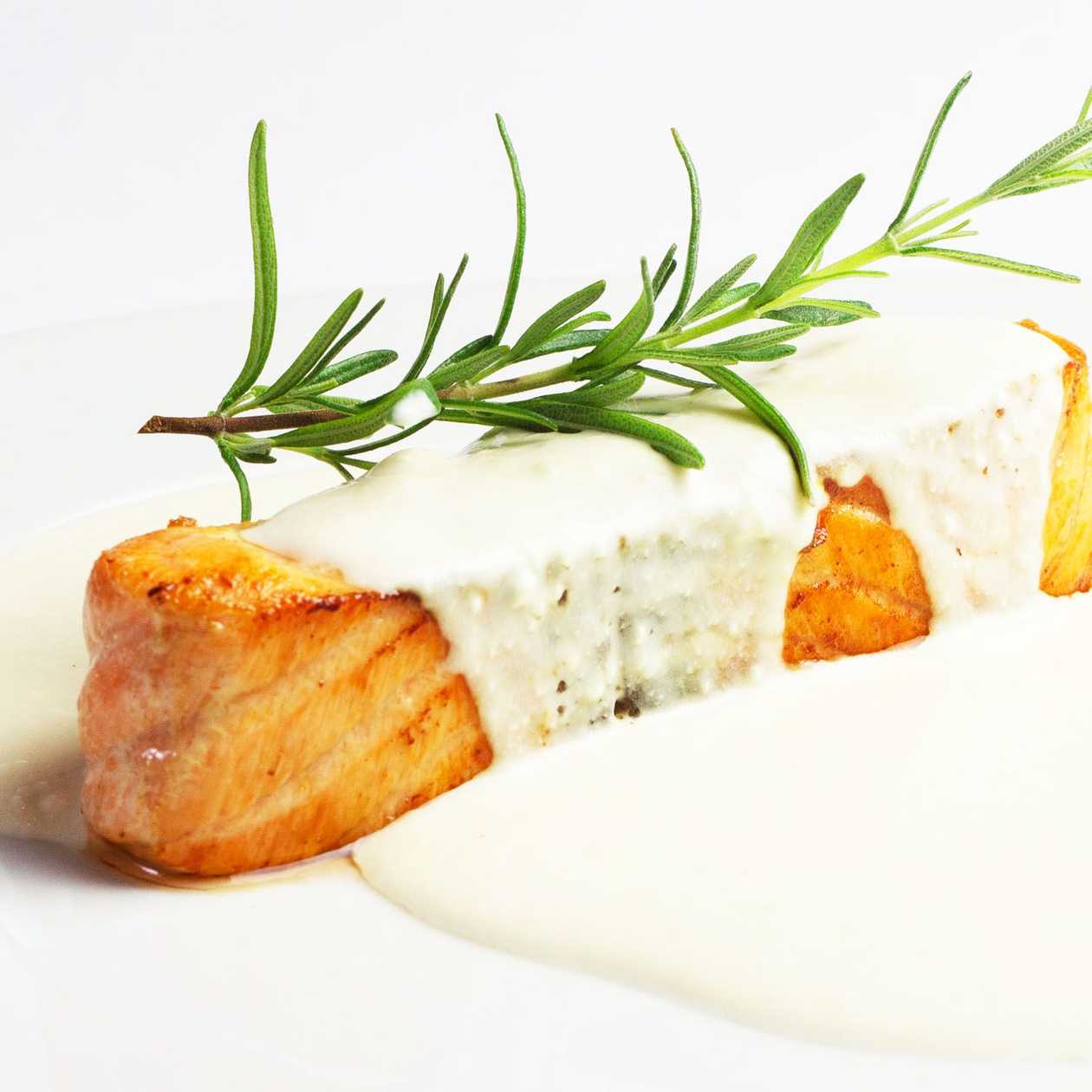 Salmon with creamy lemon sauce