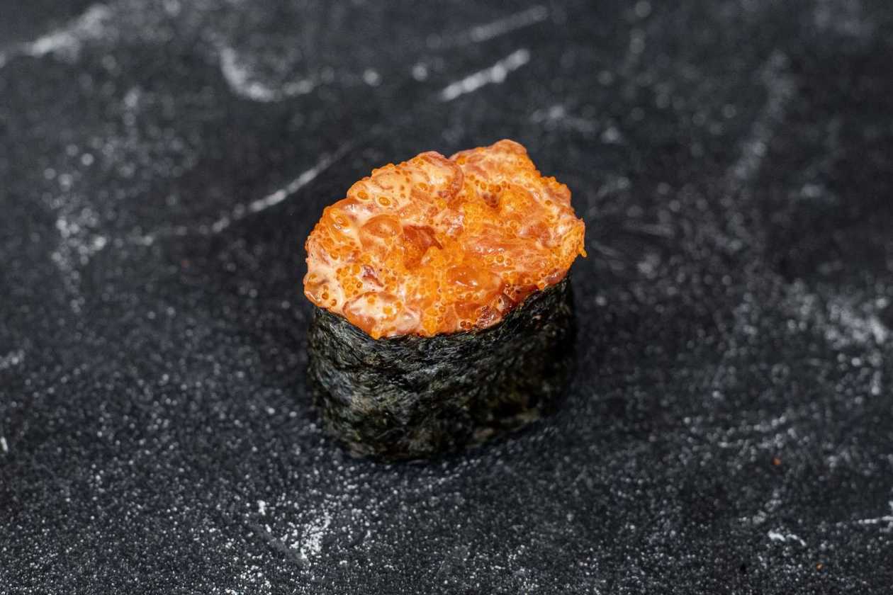 Гункан із лососем