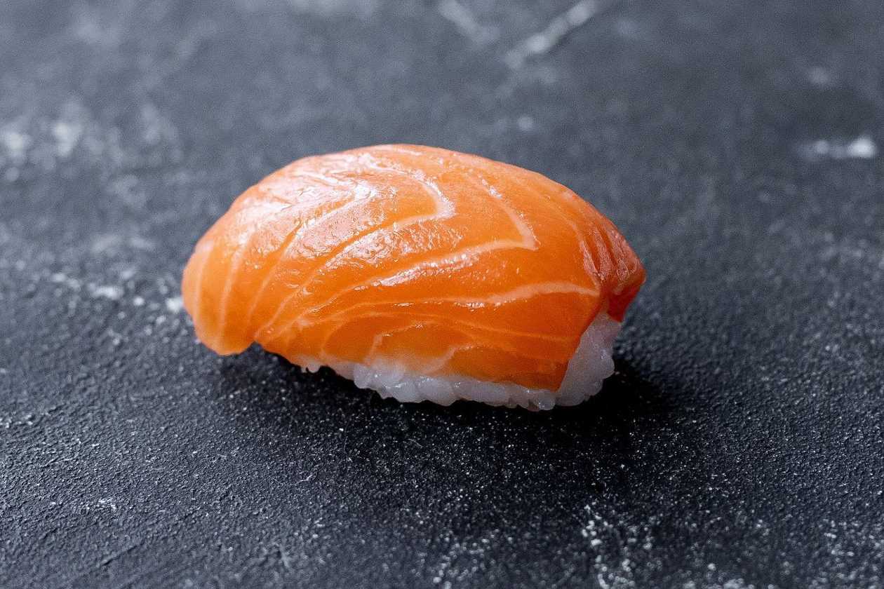 Нігірі з лососем