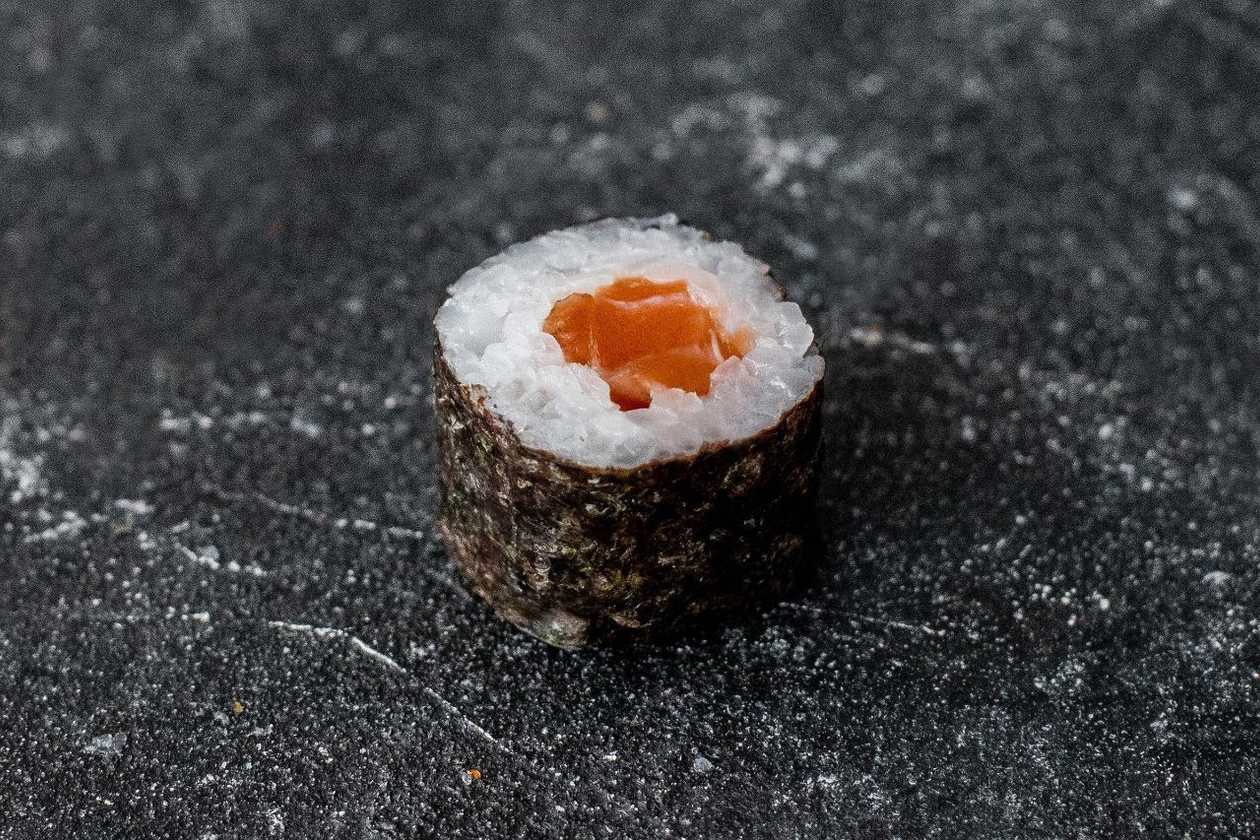 Макі з лососем