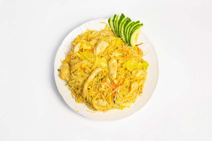 Fried rice noodles with chicken