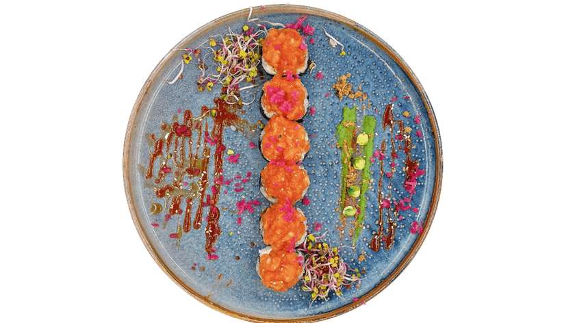 Futomaki with salmon tartare (6 pcs.)