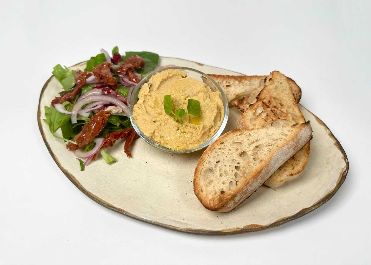 Truflowy hummus domowy podany z pinsą (V) (VEGAN)