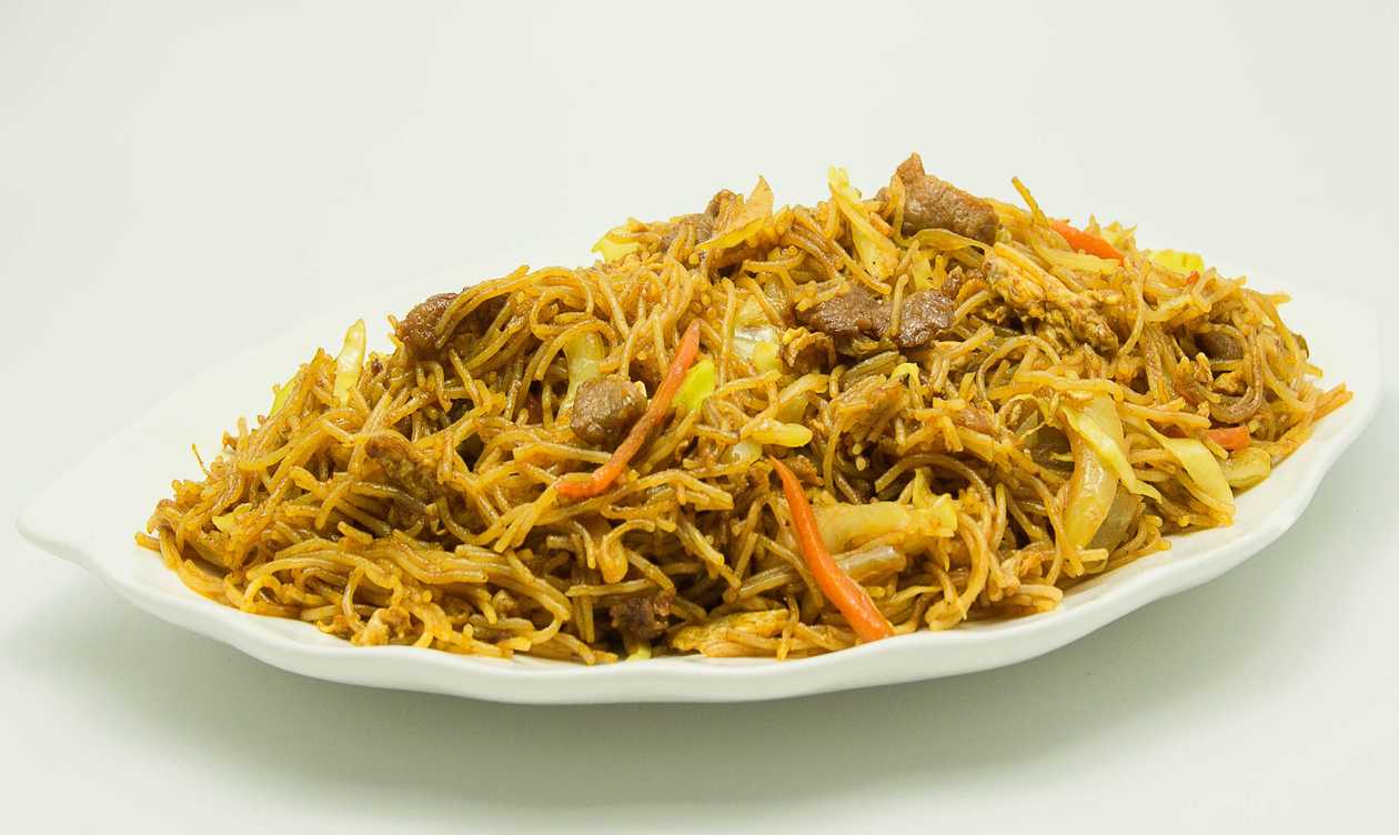 Fried rice noodles with beef and curry