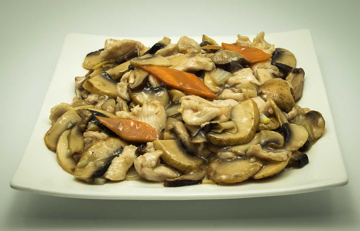 Chicken with bamboo and mushrooms