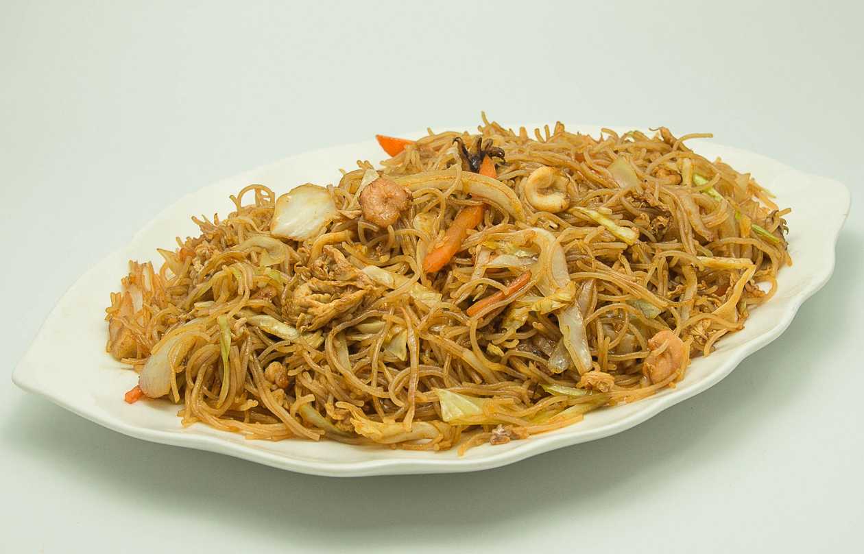 Fried rice noodles with seafood and vegetables