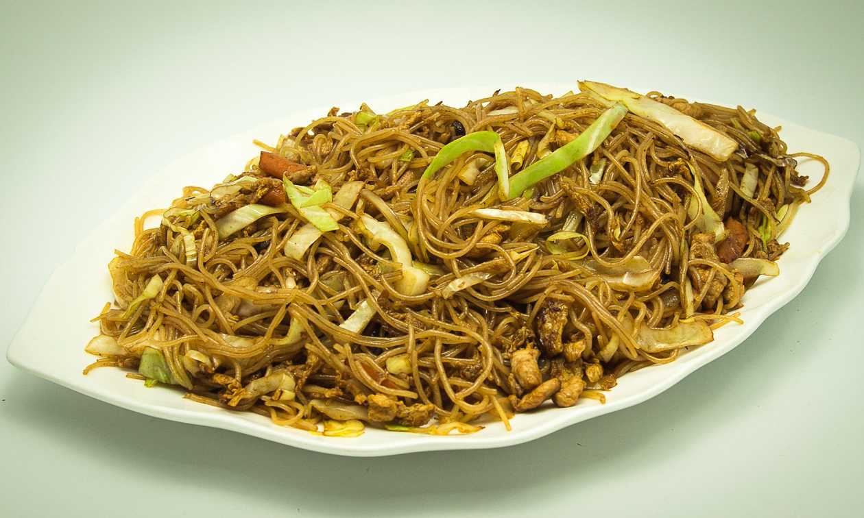 Fried rice noodles with pork, vegetables and egg