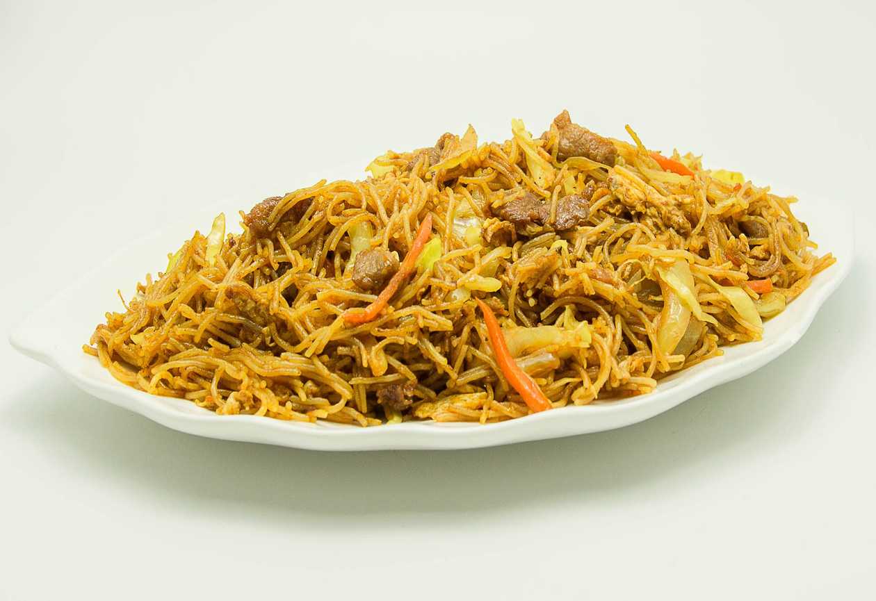 Fried rice noodles with beef, vegetables and egg