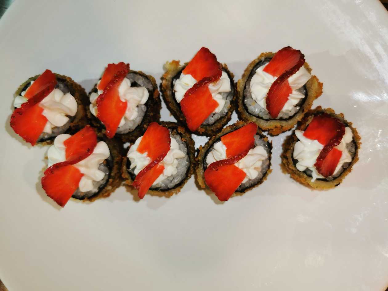 🎁 2-for-1 Salmon Hot Roll with strawberry 4 pieces