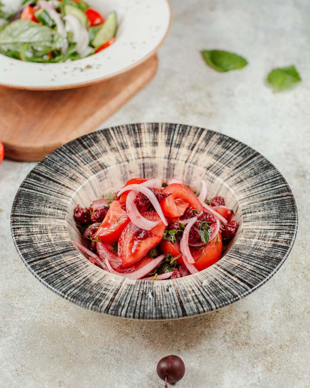 Vişnəli pomidor salatı
