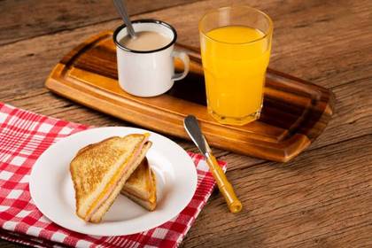 Lipton with Bread and Fried Egg