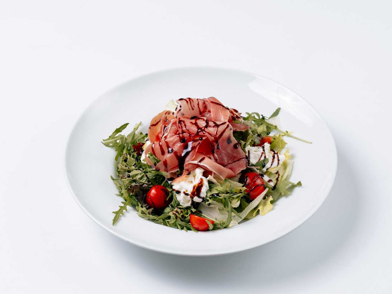 INSALATA CON PROSCIUTTO DI PARMA E STRACCIATELLA