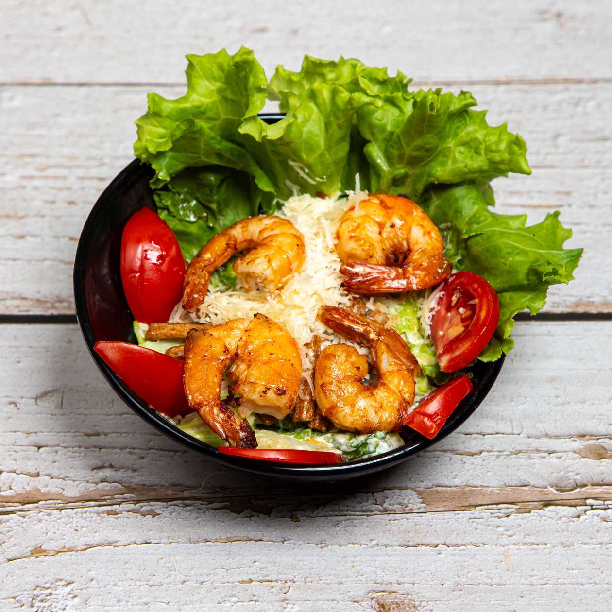 Sezar salatı krivetkali