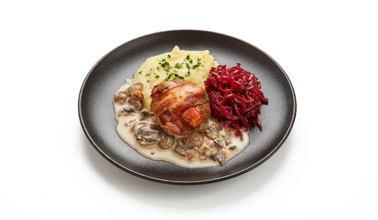 Minced pork with bacon and mushroom sauce