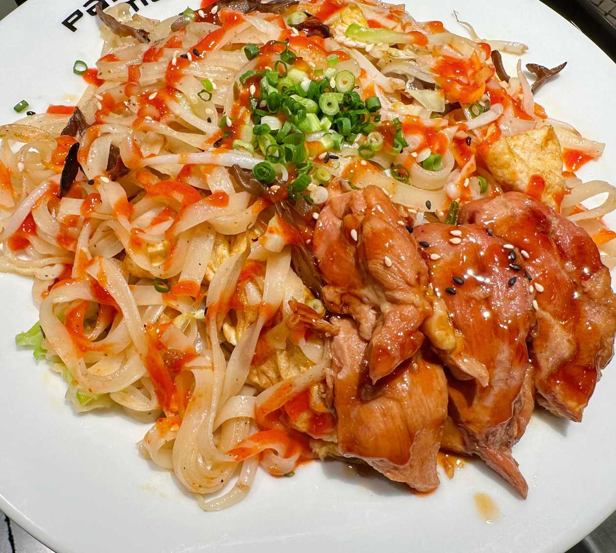 Fried Rice Noodles with Chicken (Spicy)