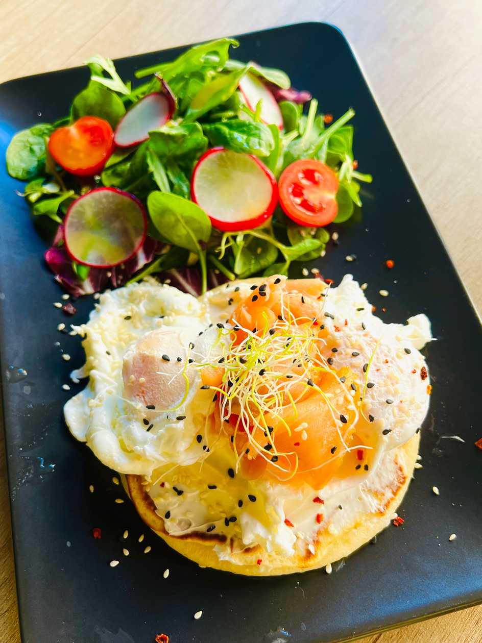 Salată de baby spanac și clătite ricotta cu somon și ouă poșate