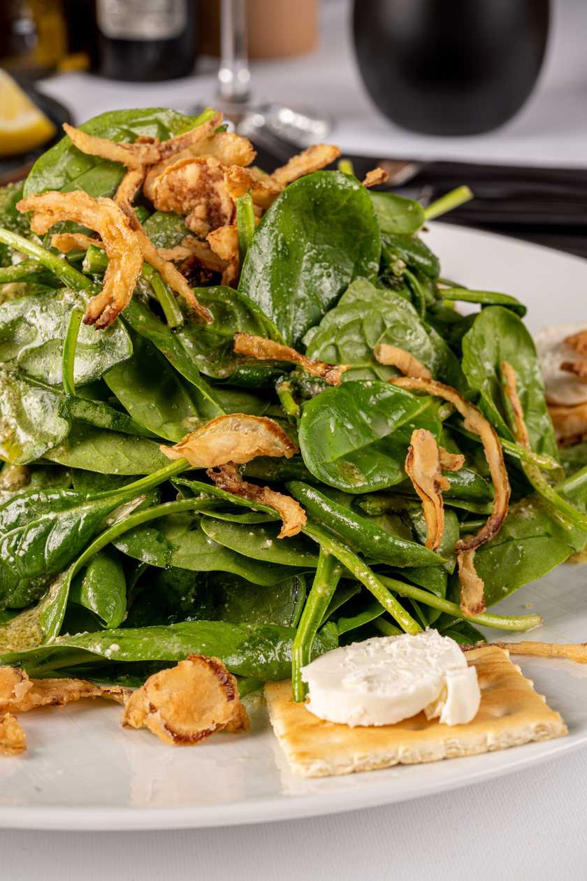 Spinach salad with goat cheese