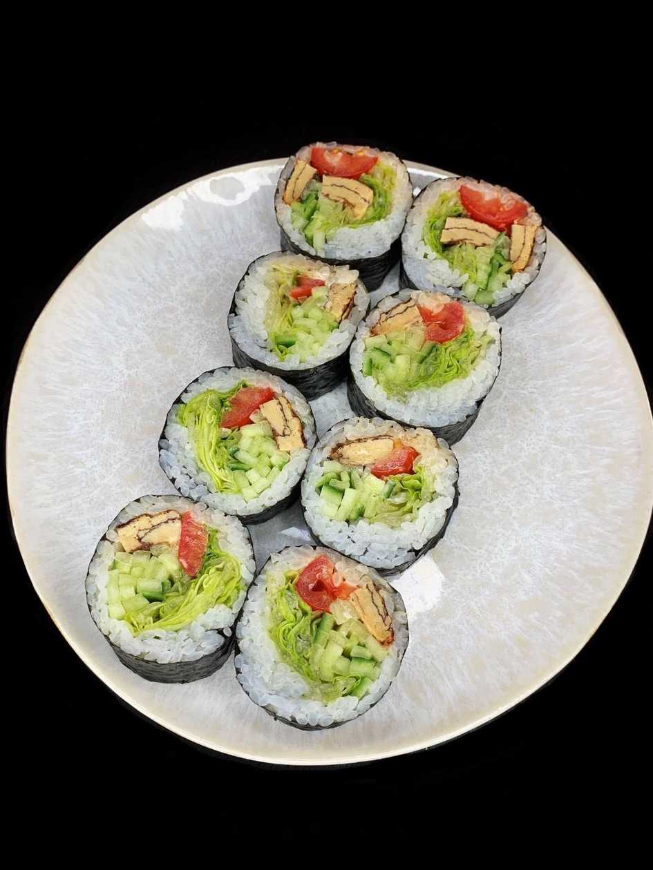 Futomaki z japońskim omletem Tamago.