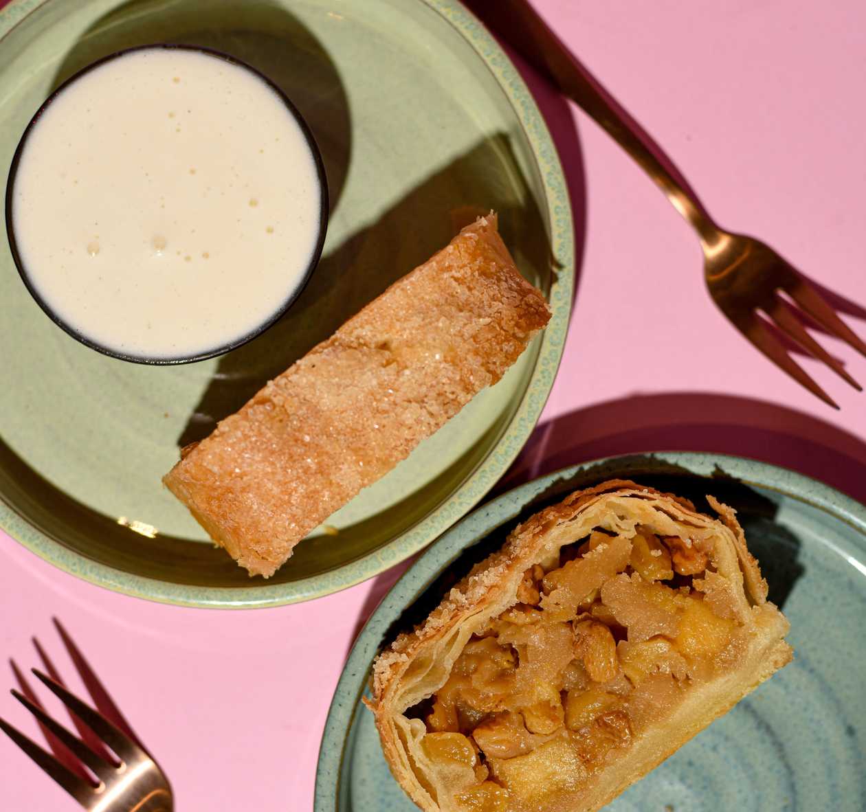 Strudel with curd and apples