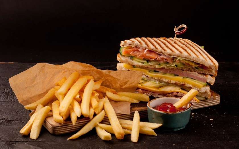 Sandwich Club + Cartofi