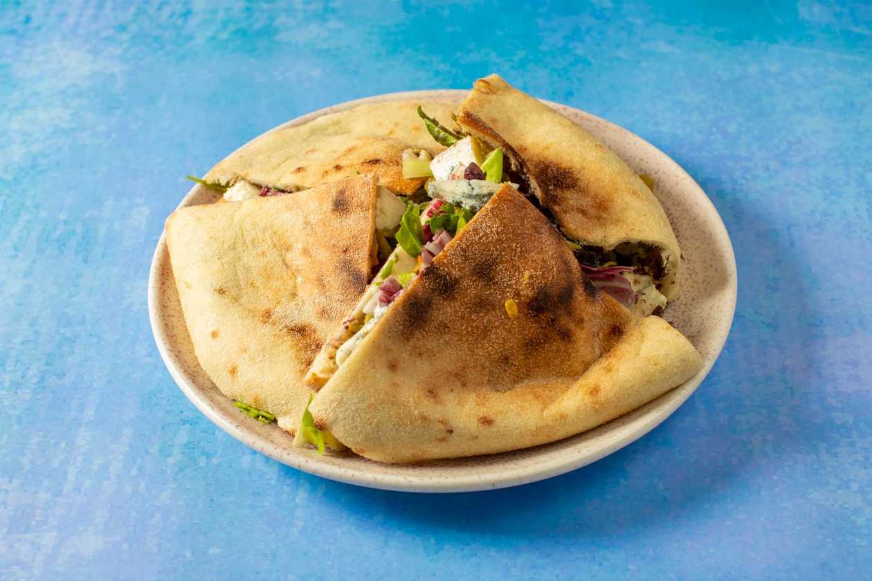 Panuozzo gorgonzola s pestom od radiča