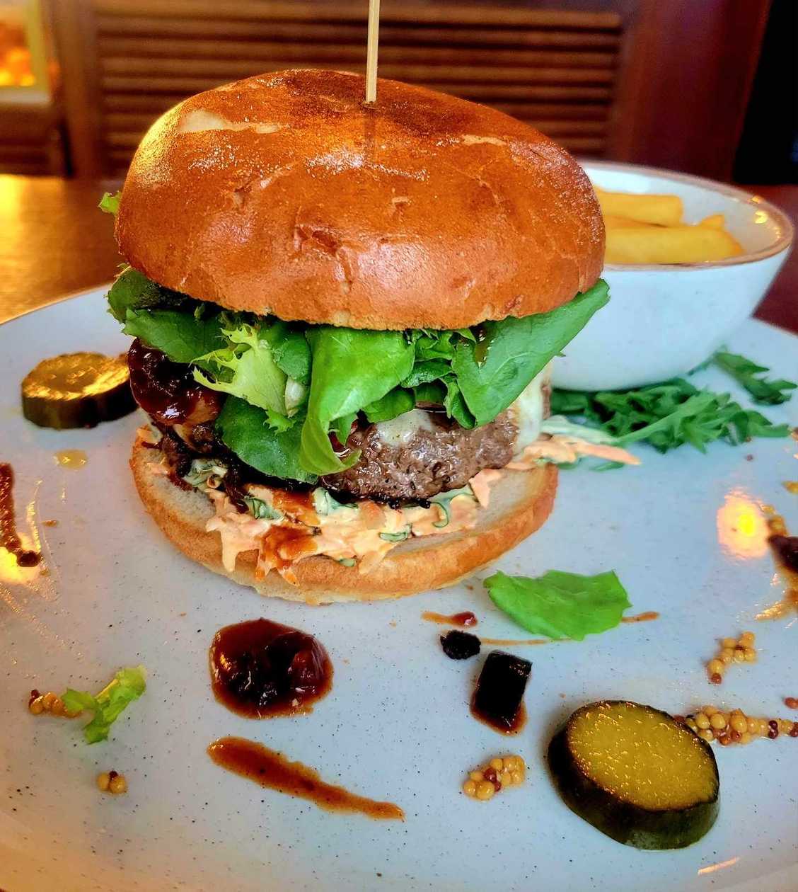 Burger wołowy z frytkami