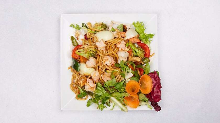 K030 Fried udon noodles with shrimp
