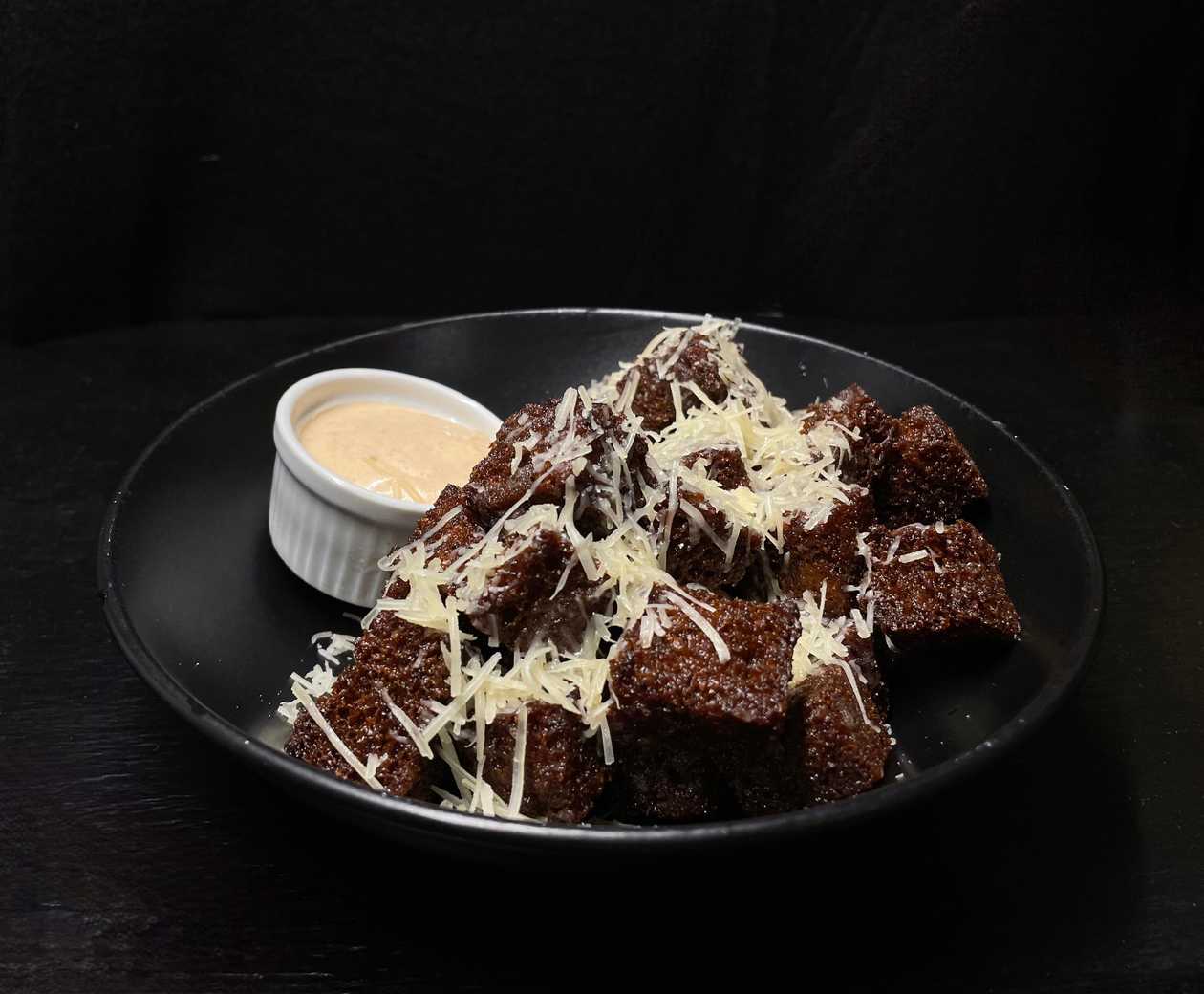 Roasted garlīc bread with cheese sauce