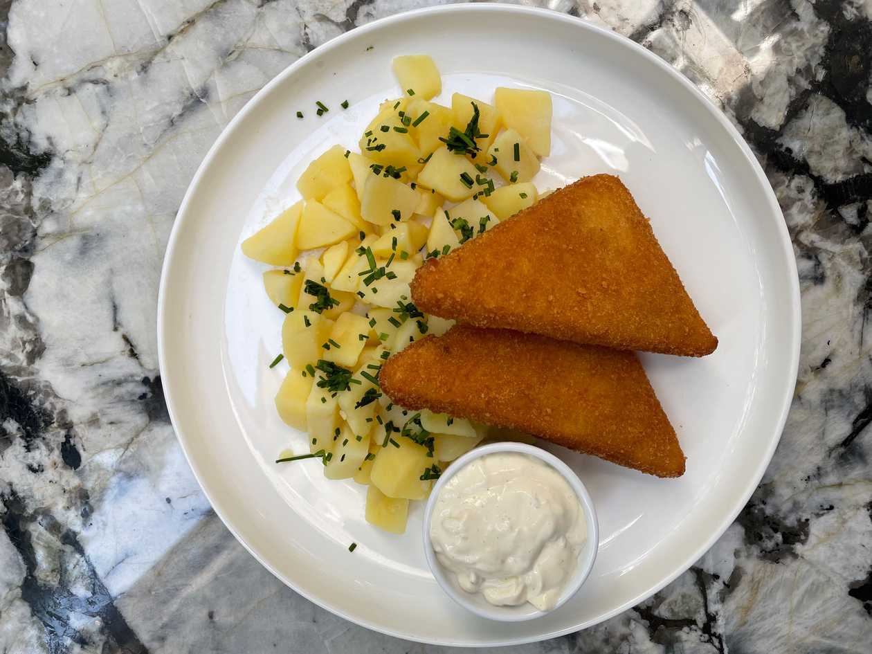 350g Vyprážaný syr, varené zemiaky na masle, naša tatárska omáčka  (1,3,7)