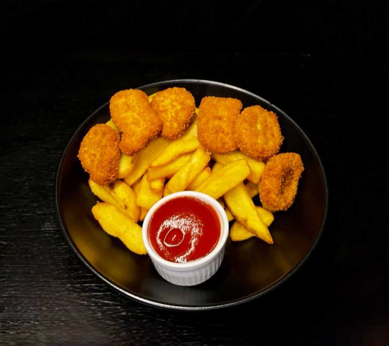 Chicken Nuggets with Steakhouse potatoes and ketchup