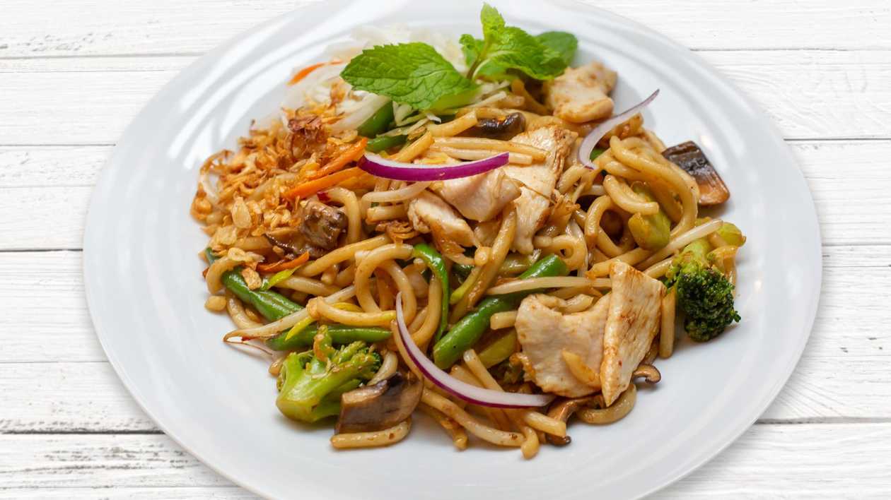 Stir-fried udon