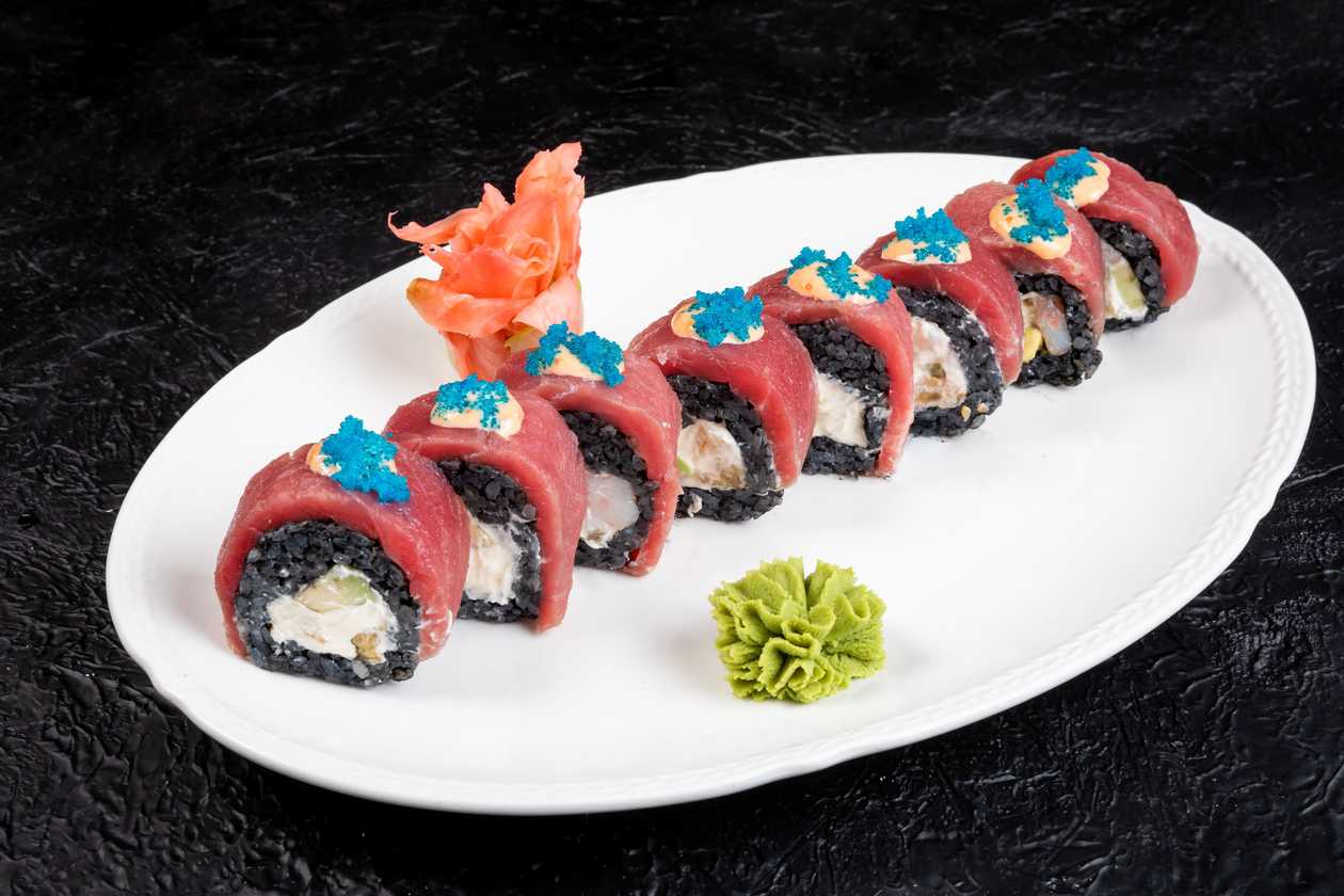 Black roll with tuna