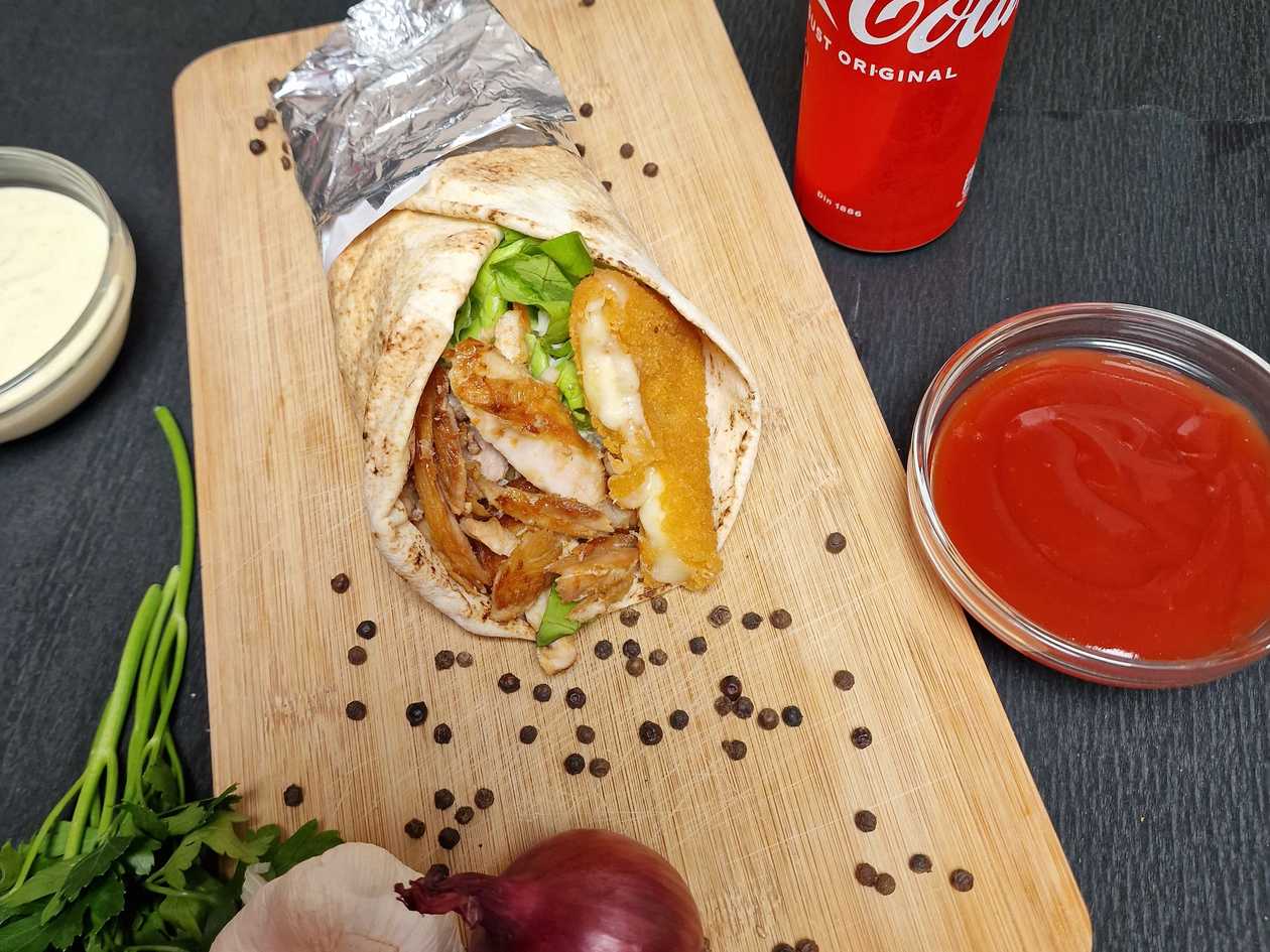 Pollo alla parmigiana in a bun or pita bread + fries + juice + 2 sauces of choice