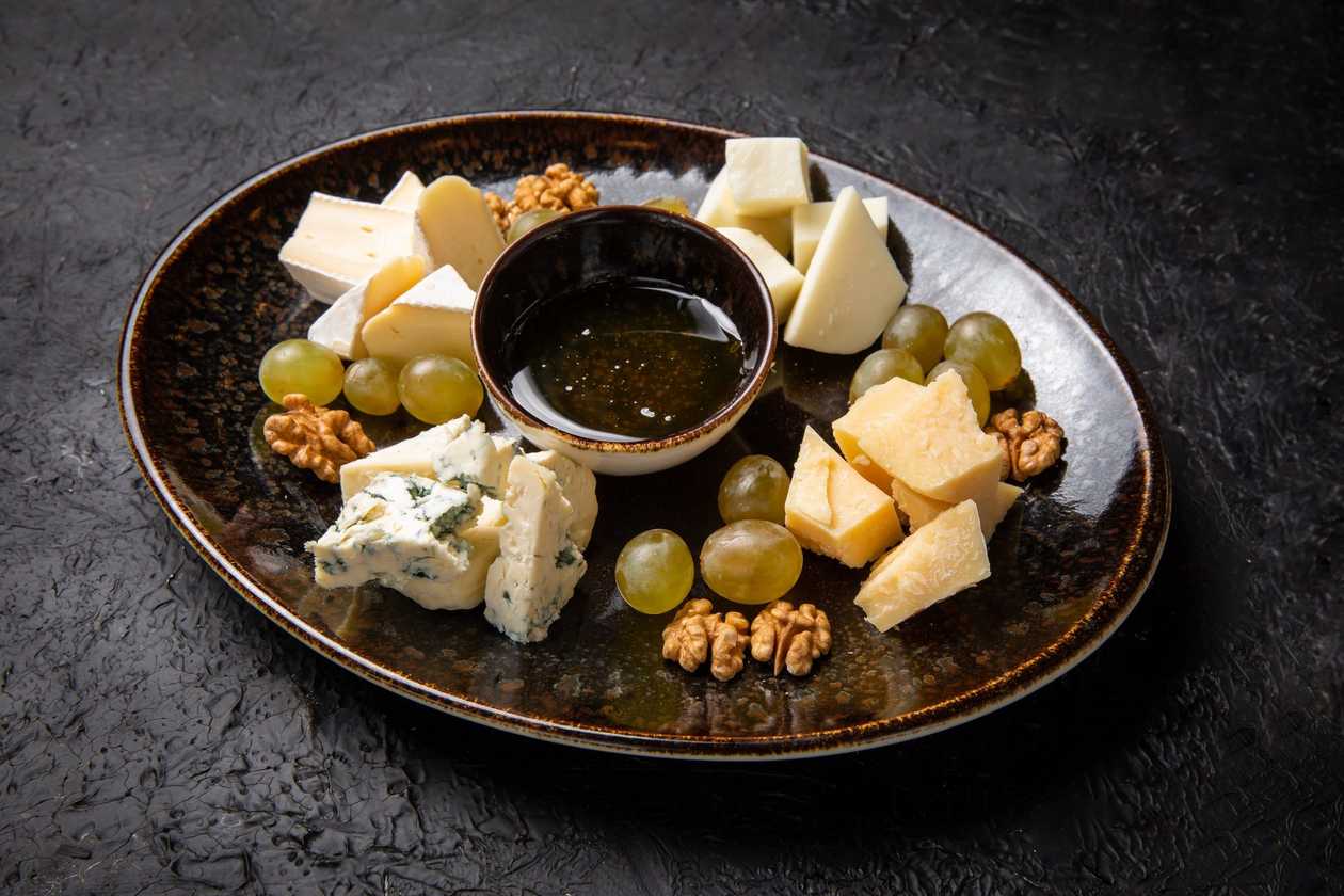 Cheese platter - Dorblu, Camembert, Grana Padano, Mozzarella, grapes, honey, walnut