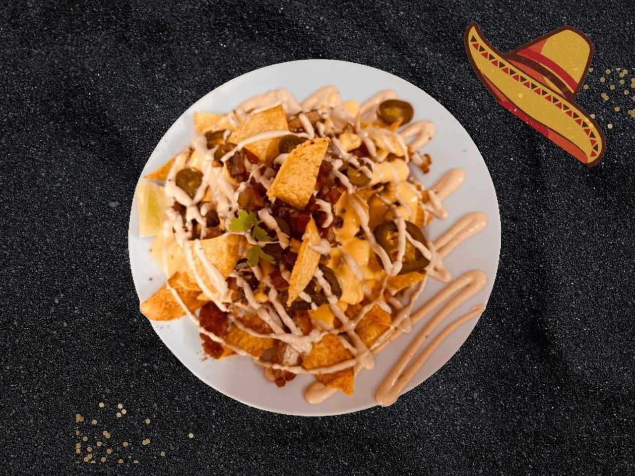 BACON LOVER CRISPY CHICKEN NACHOS