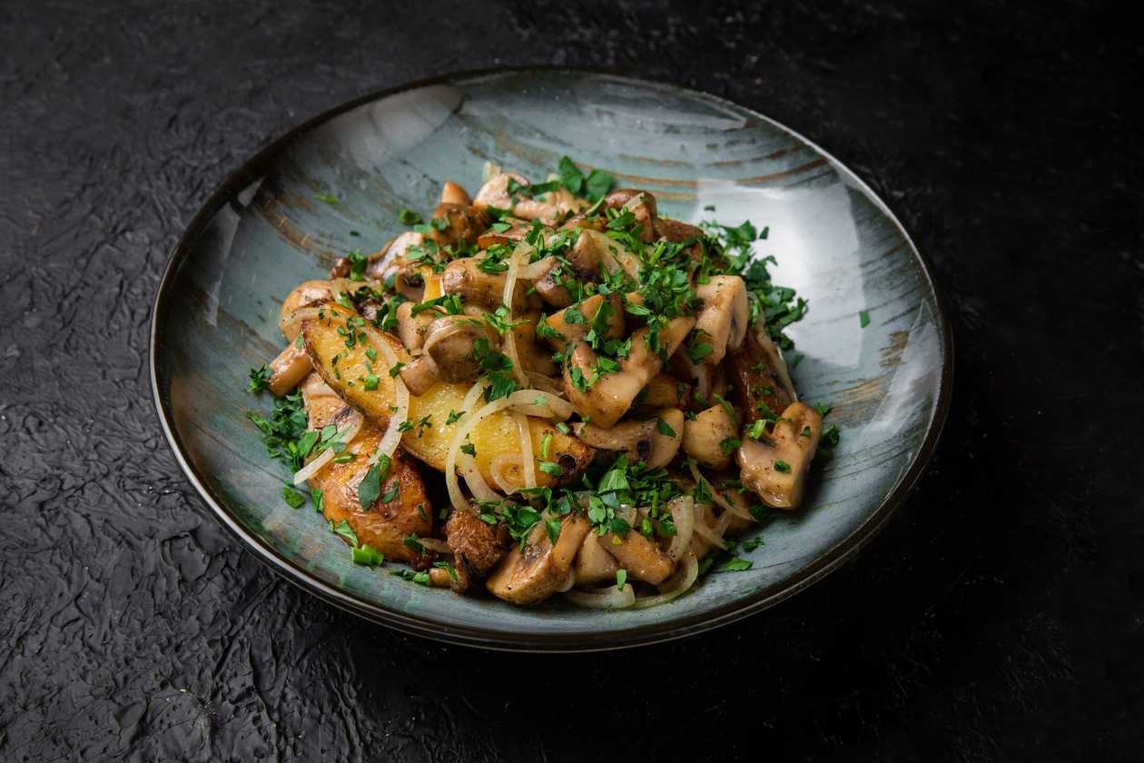 Potatoes with garlic, onion and mushrooms
