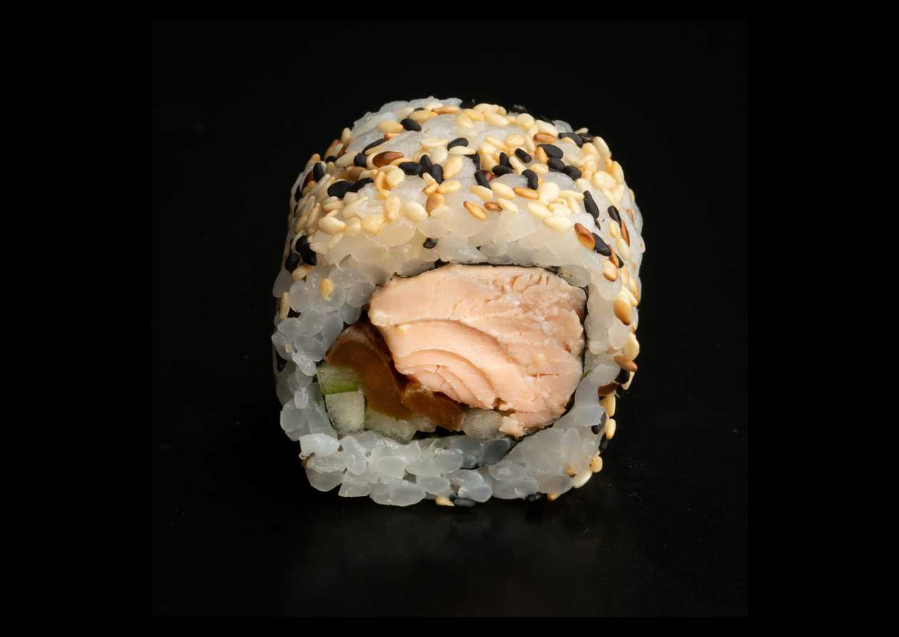 Uramaki grilled salmon