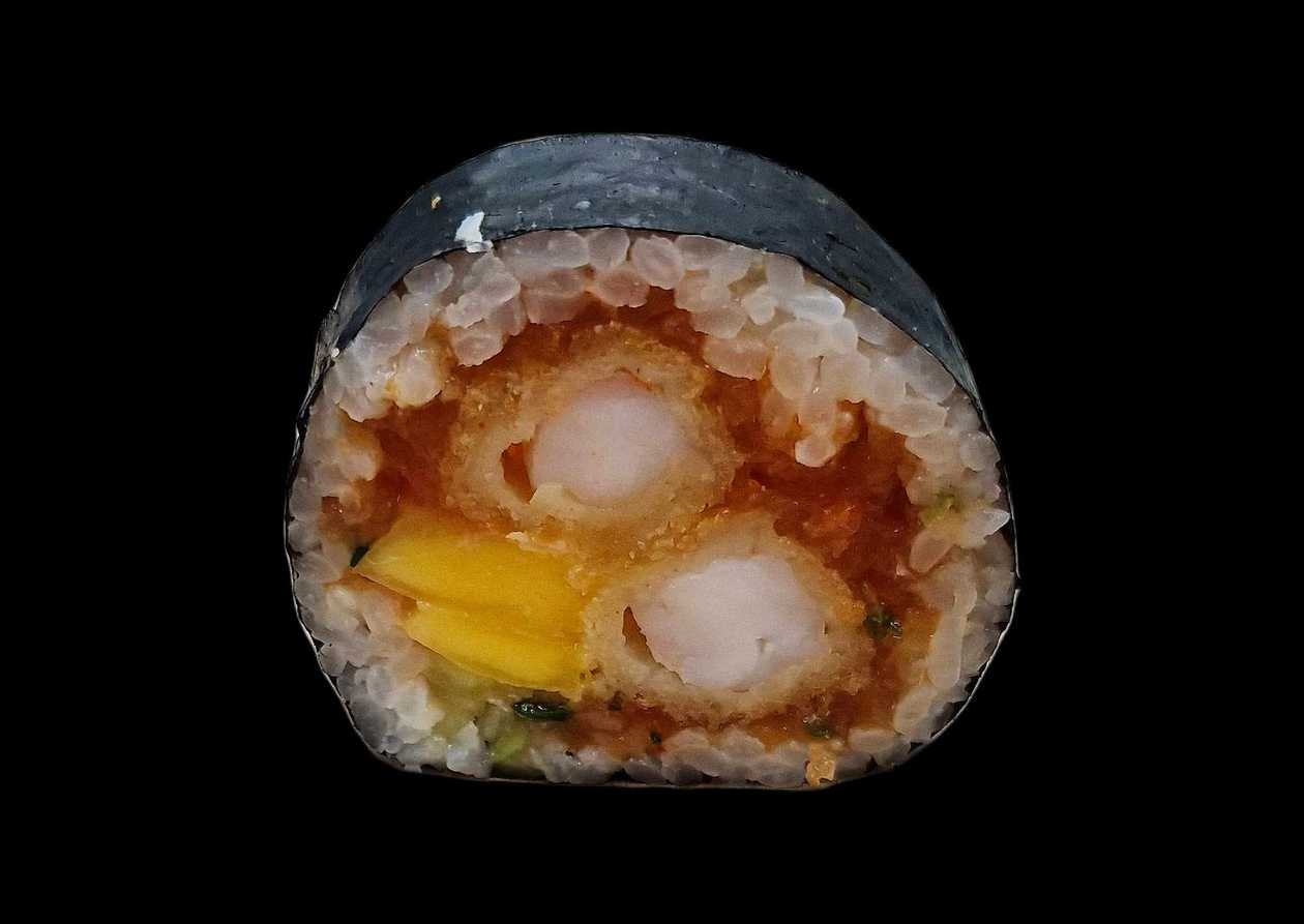 Futomaki shrimp in tempura with salmon tartare