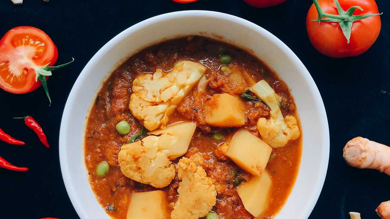 Aloo gobi - indické VEGAN kari s karfiolom, zemiakmi a hráškom
