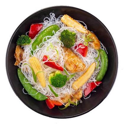 Скляна локшина з куркою в сливовому соусі