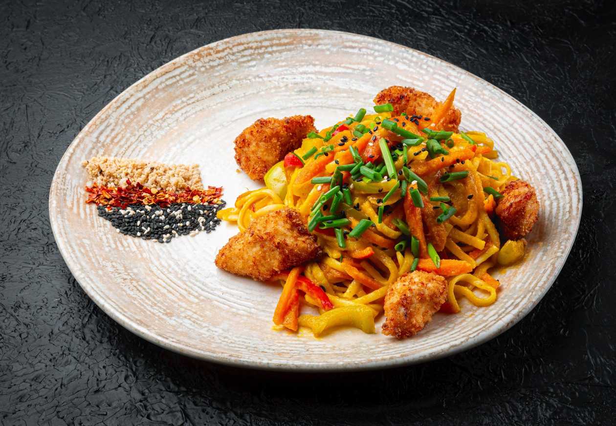 Noodles with crispy chicken in tandoori sauce