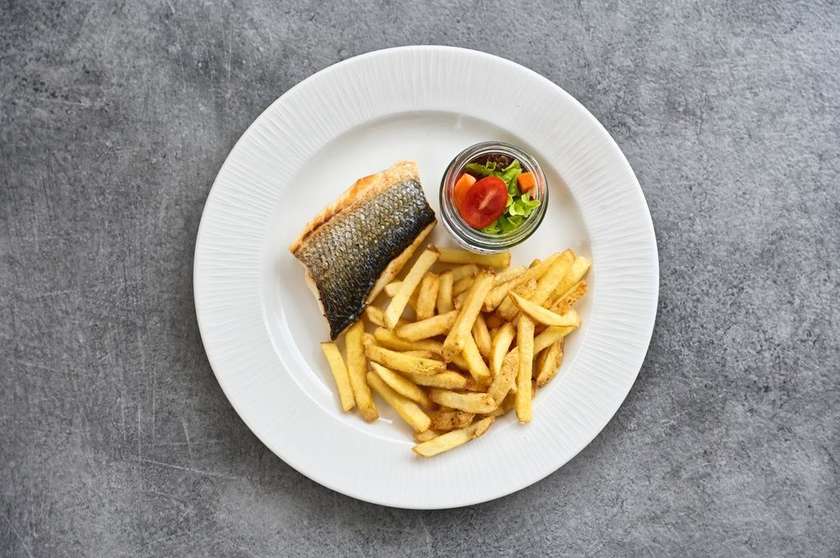 FRESH FISH FILLET & FRIES