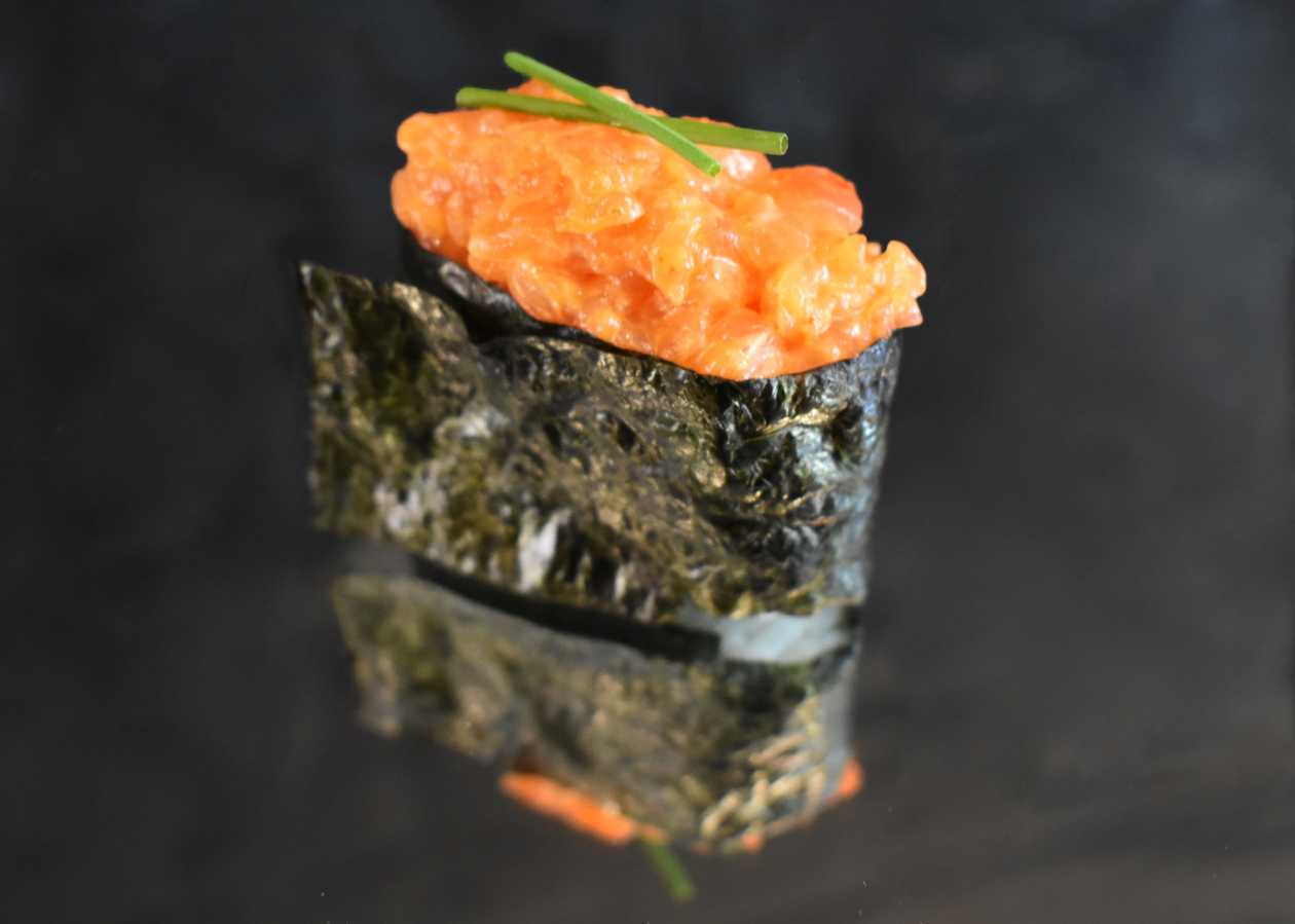 Spicy Salmon Gunkan (30g)