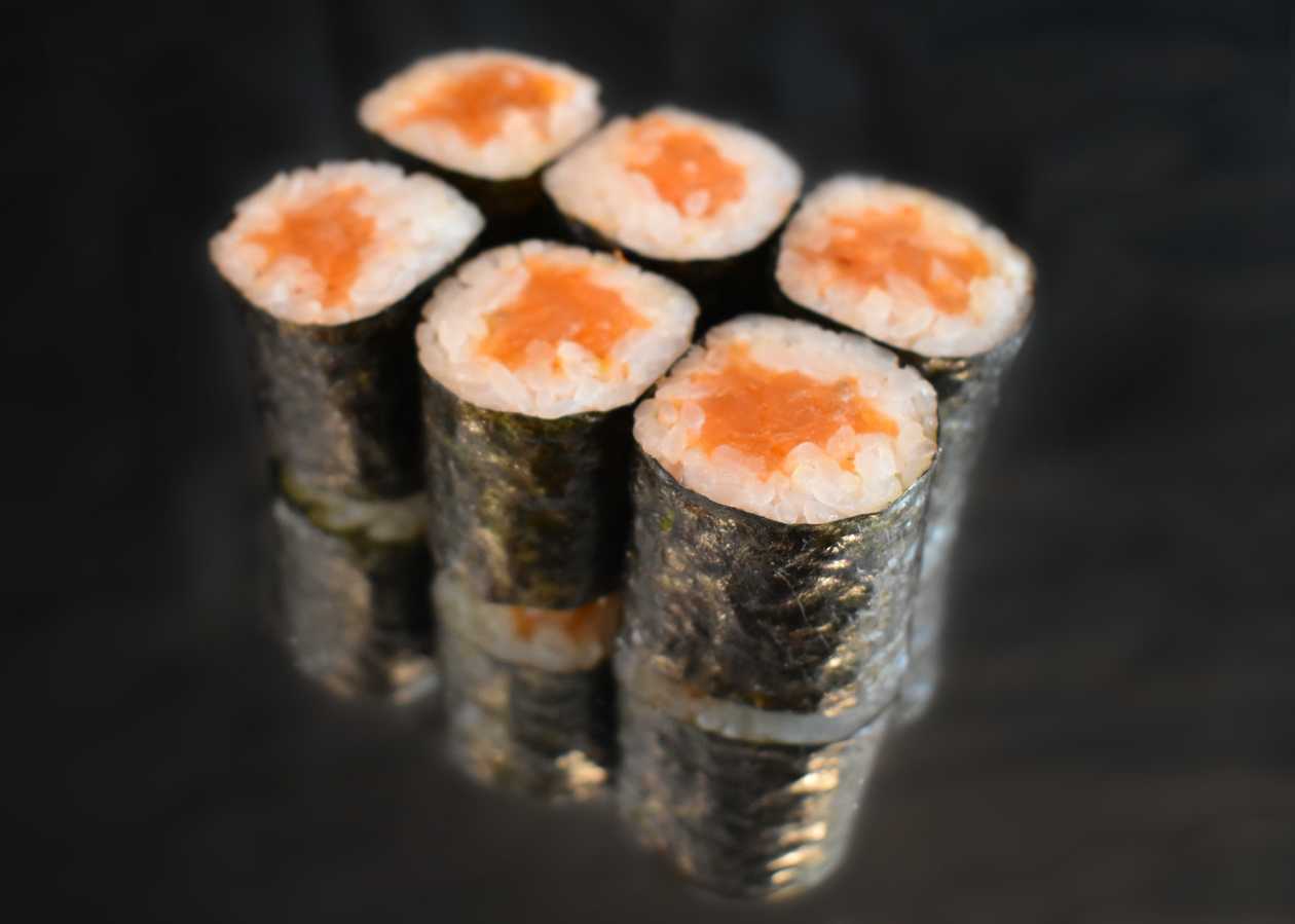 Spicy Salmon Maki (120g)